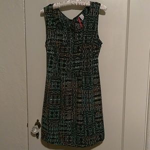 Sleeveless dress w/lace back. To size M